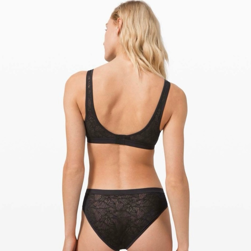 Lululemon Shadow mesh leaf patterned bra. 🖤 - Picture 2 of 7